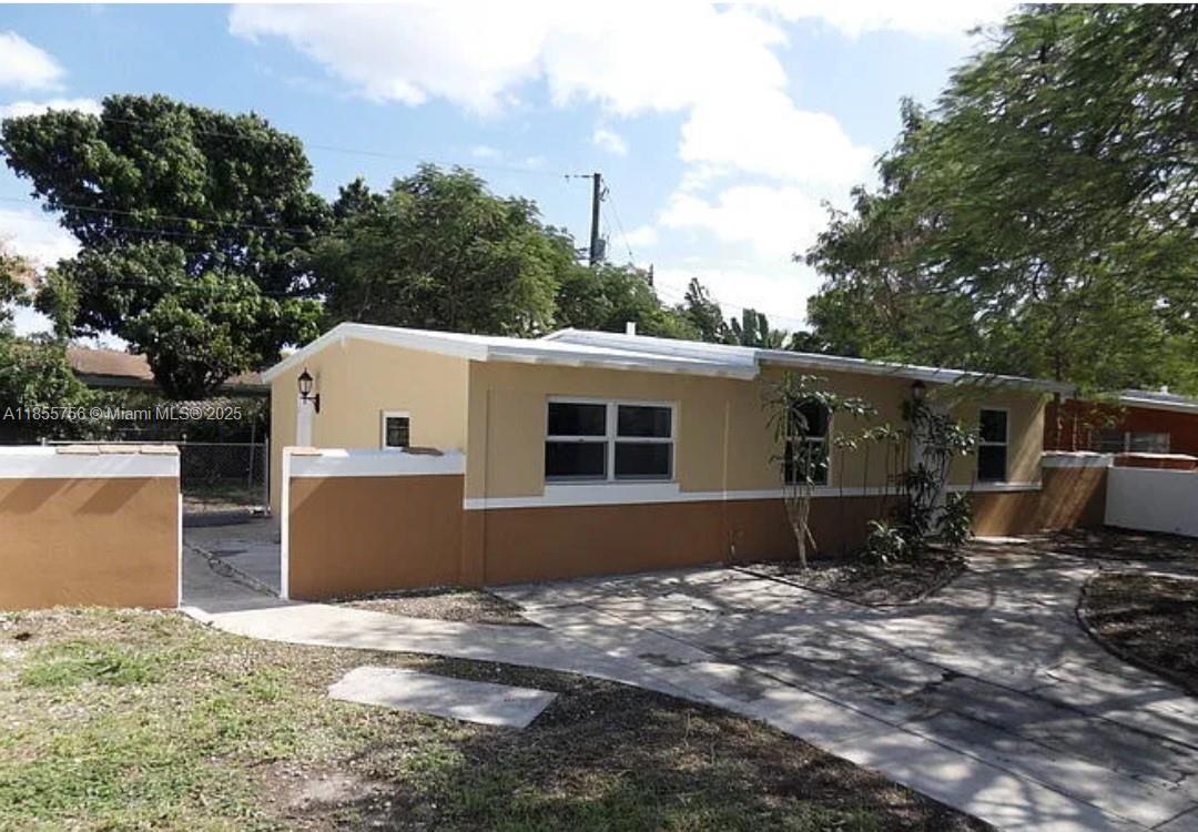 This 892 Sf Single family Home has Available 3 Bedrooms & 1 Bedrooms Lot size 5,100 easy to aprove !!