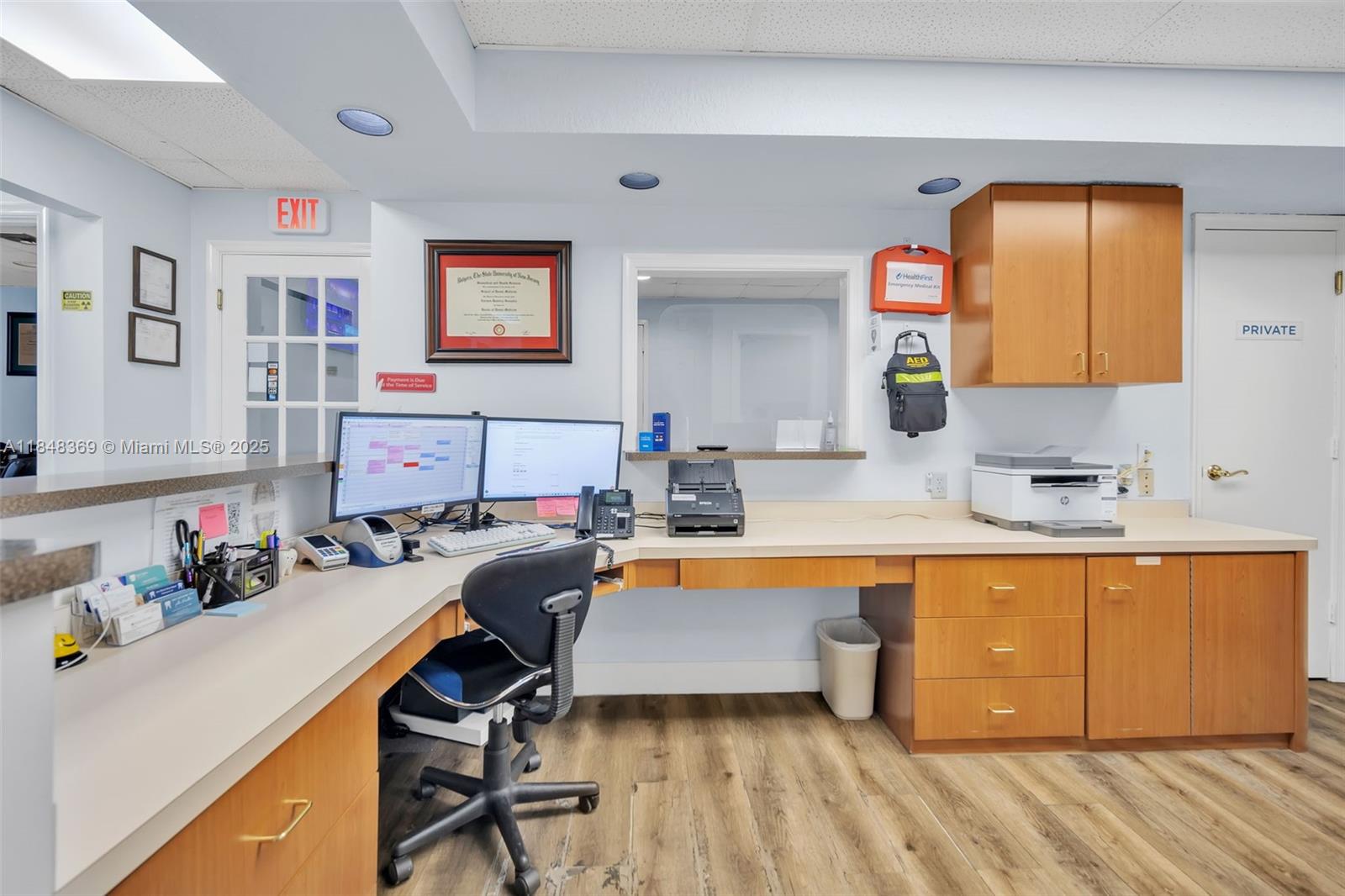 Main image without alt text