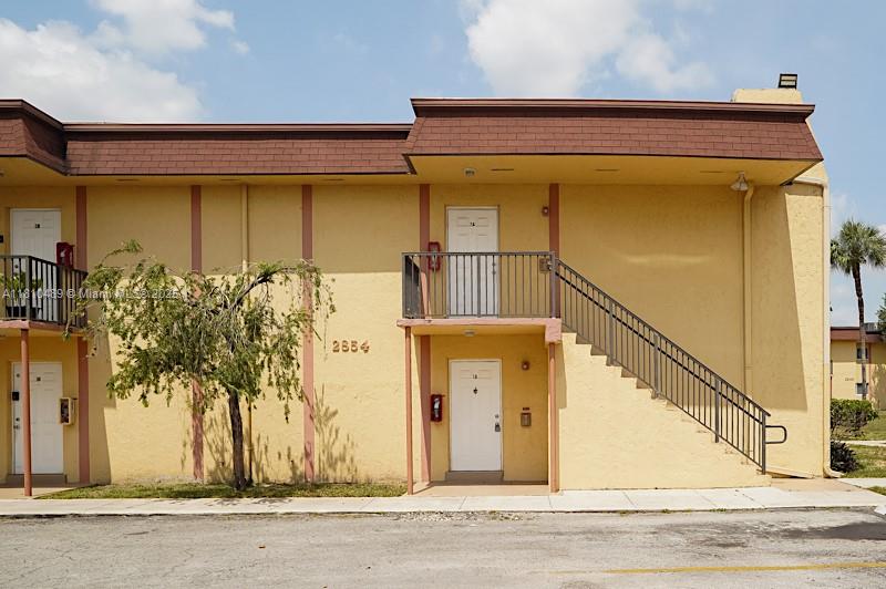 Rental Property at 2854 Nw 55th Ave 1A, Lauderhill, Miami-Dade County, Florida - Bedrooms: 1 
Bathrooms: 2  - $1,600 MO.