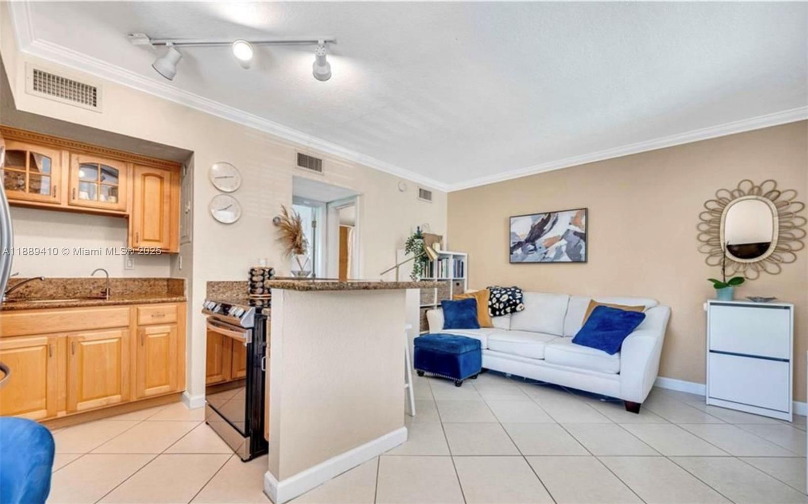 GULFSTREAM CONDO OF LAS O - Residential Lease