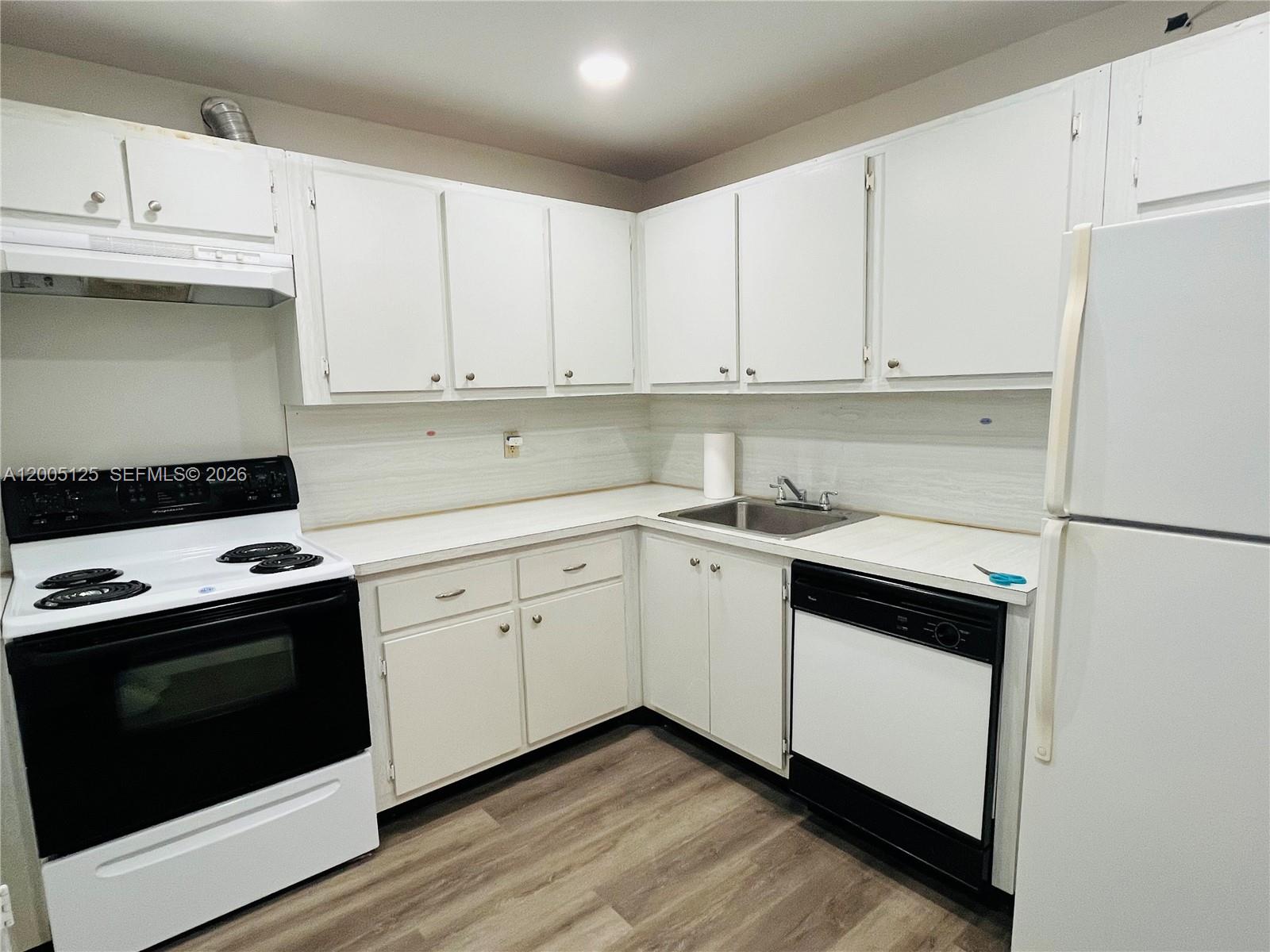401 Golden Isles Dr 716
