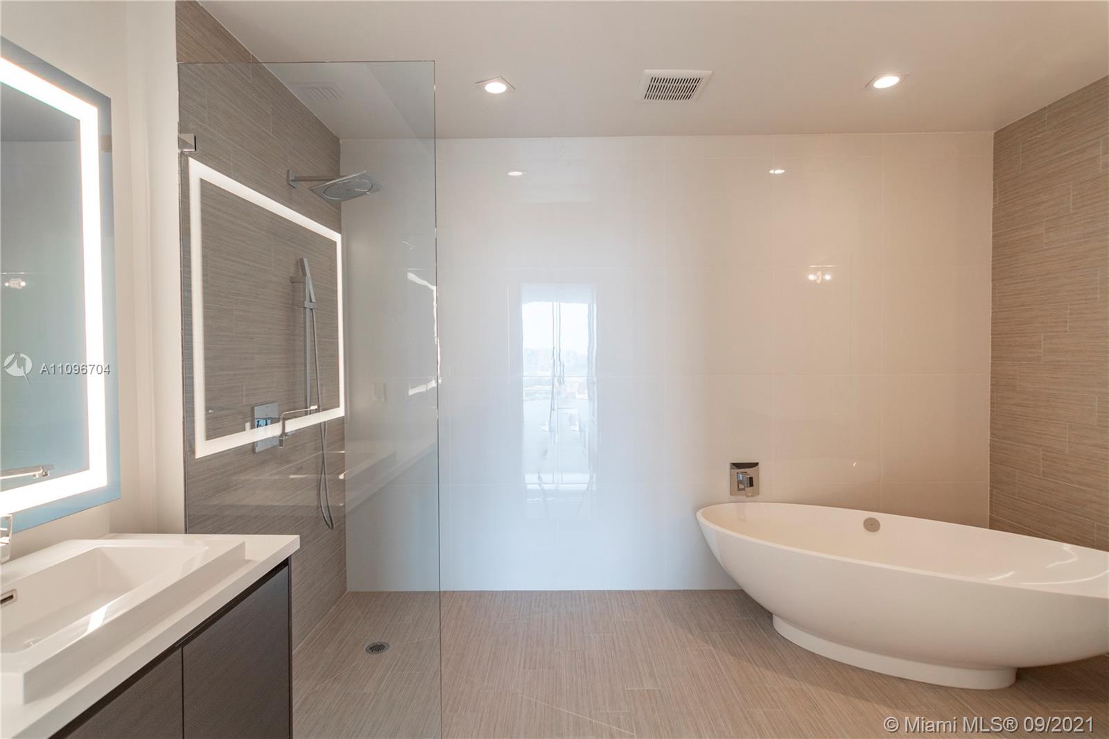PARQUE TOWERS CONDO - Residential