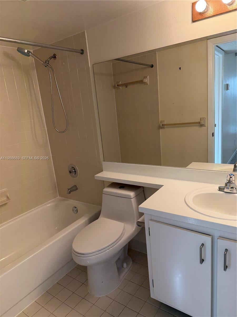 HOLLYWOOD PARC CONDOMINIU - Residential Lease