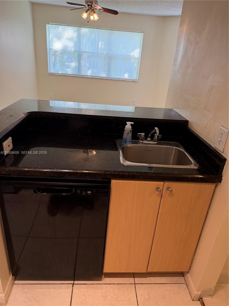 HOLLYWOOD PARC CONDOMINIU - Residential Lease