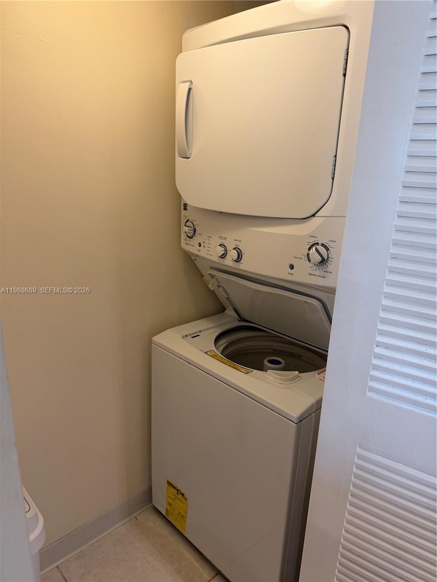 HOLLYWOOD PARC CONDOMINIU - Residential Lease