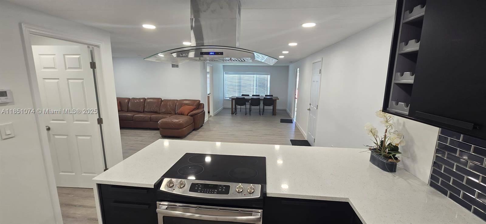 In the Hollywood area, close to I-95 and Stirling Road.
Beautifully renovated spacious mobile home, featuring 4 bedrooms and 2 full bathrooms, modern design, spacious interiors, a lovely Florida room, a new kitchen, and the option to be fully or partially furnished.