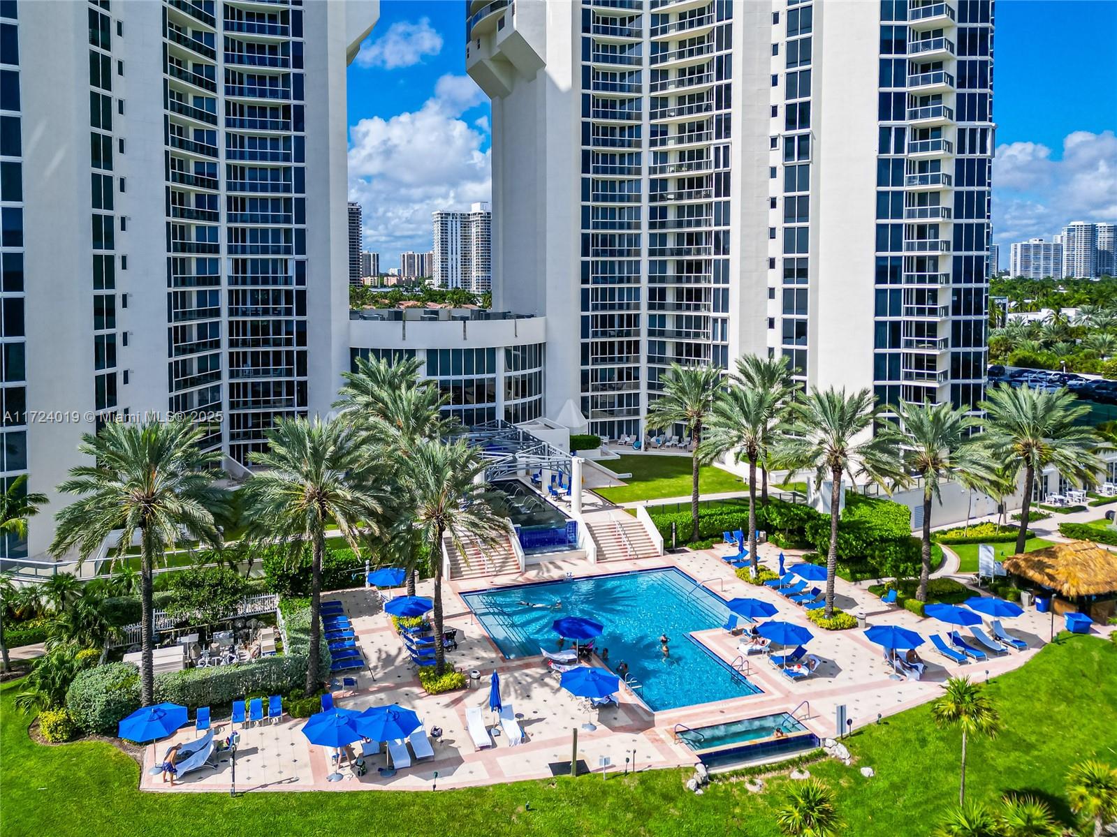 19333 Collins Ave 304