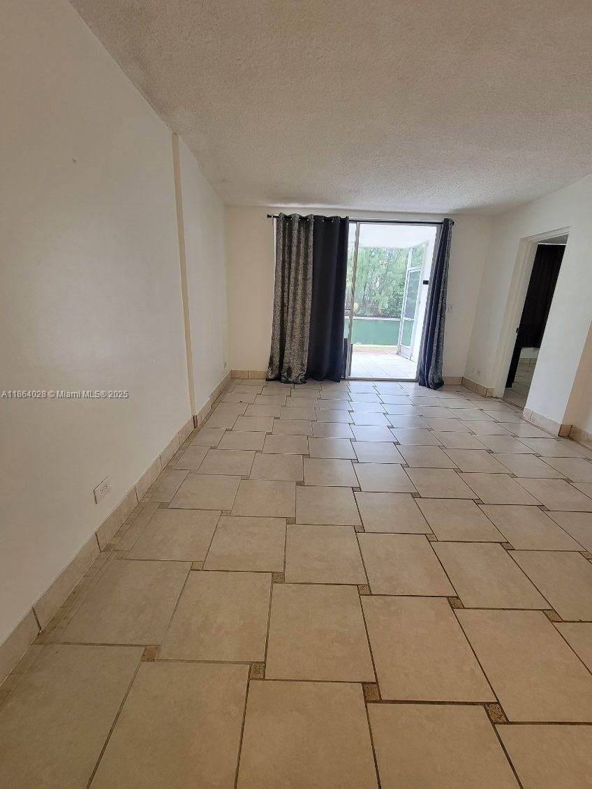 AMAZING OPPORTUNITY TO RENT CLOSE TO THE BEACH AT A GREAT PRICE. EASY TO SHOW, PLEASE CALL REBECA TO SHOW AT 786-280-9653.