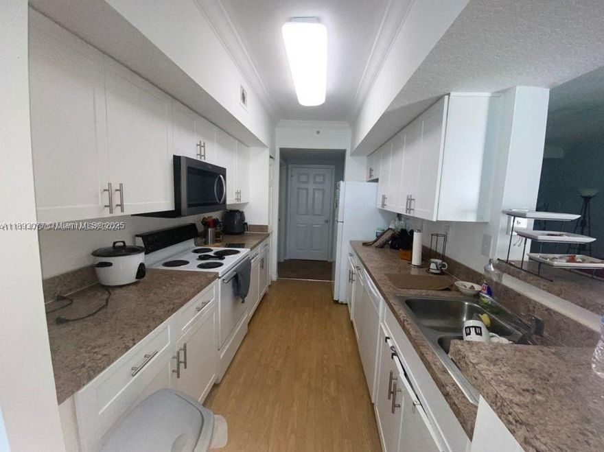 COZY & MAINTAINED 2BED/2BATH CONDO IN MARQUESA, IN THE HEART OF PEMBROKE PINES, ACROSS THE STREET FROM PEMBROKE LAKES MALL, AND WALKING DISTANCE TO RESTAURANTS, SHOPS,
AND MORE. RENT INCLUDES WATER, TRASH.