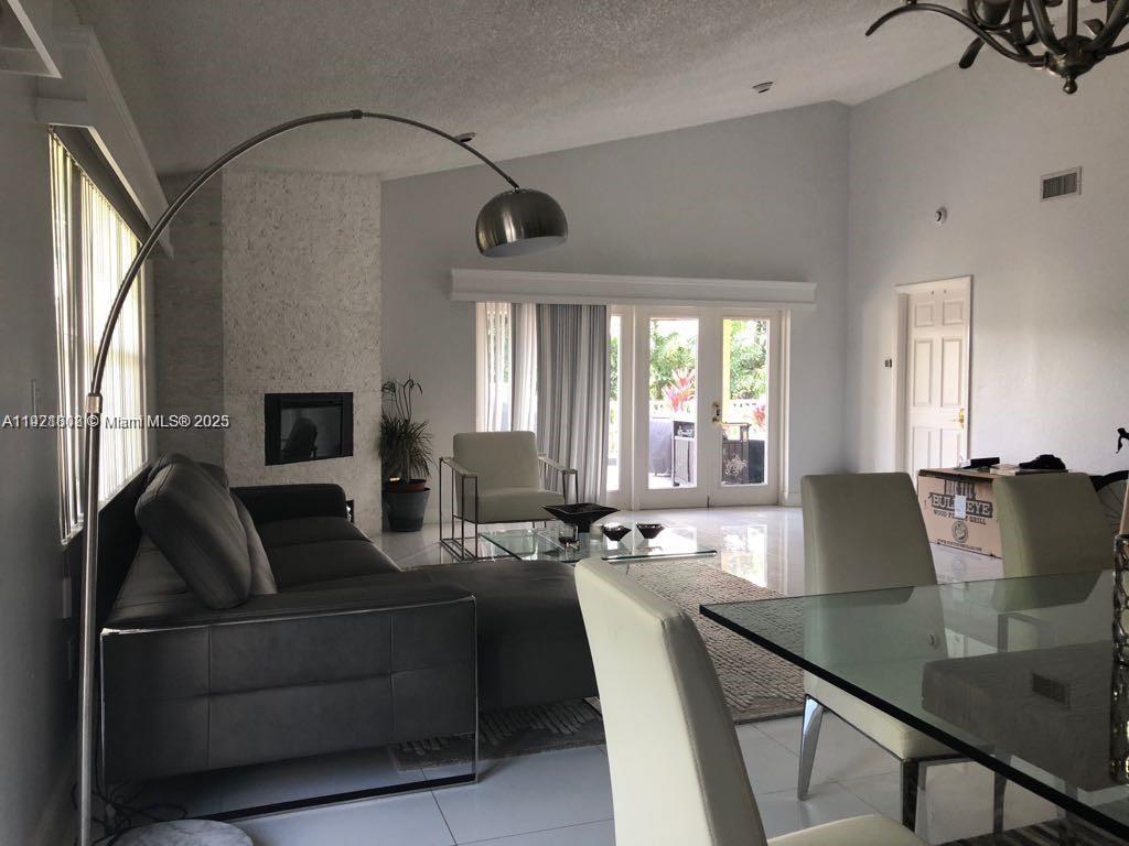 AMEND PLAT OF DORAL WOODS - Residential Lease