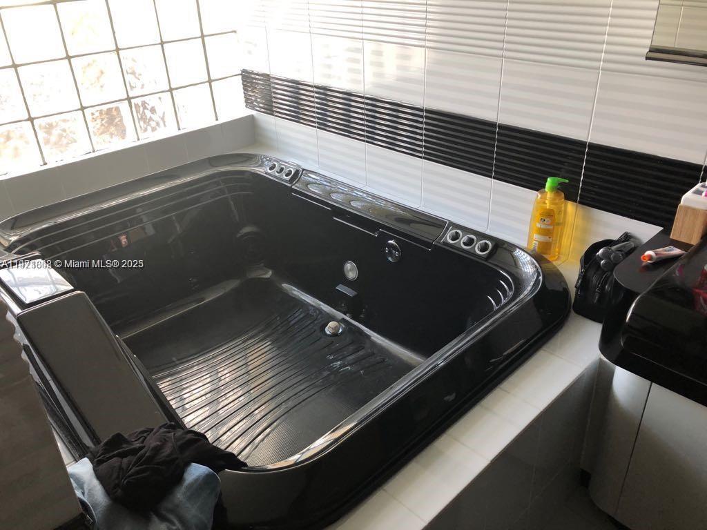 AMEND PLAT OF DORAL WOODS - Residential Lease