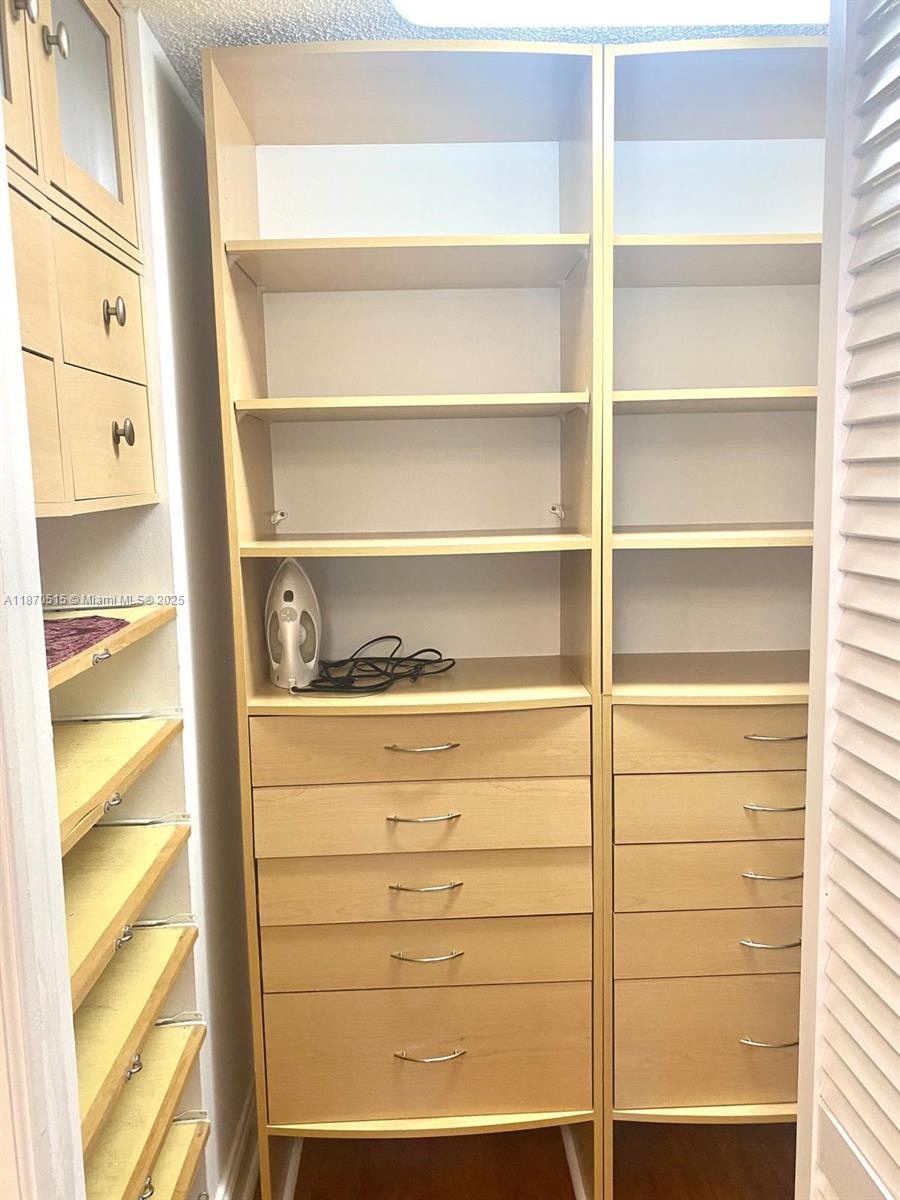 WINSTON TOWERS 200 - Residential