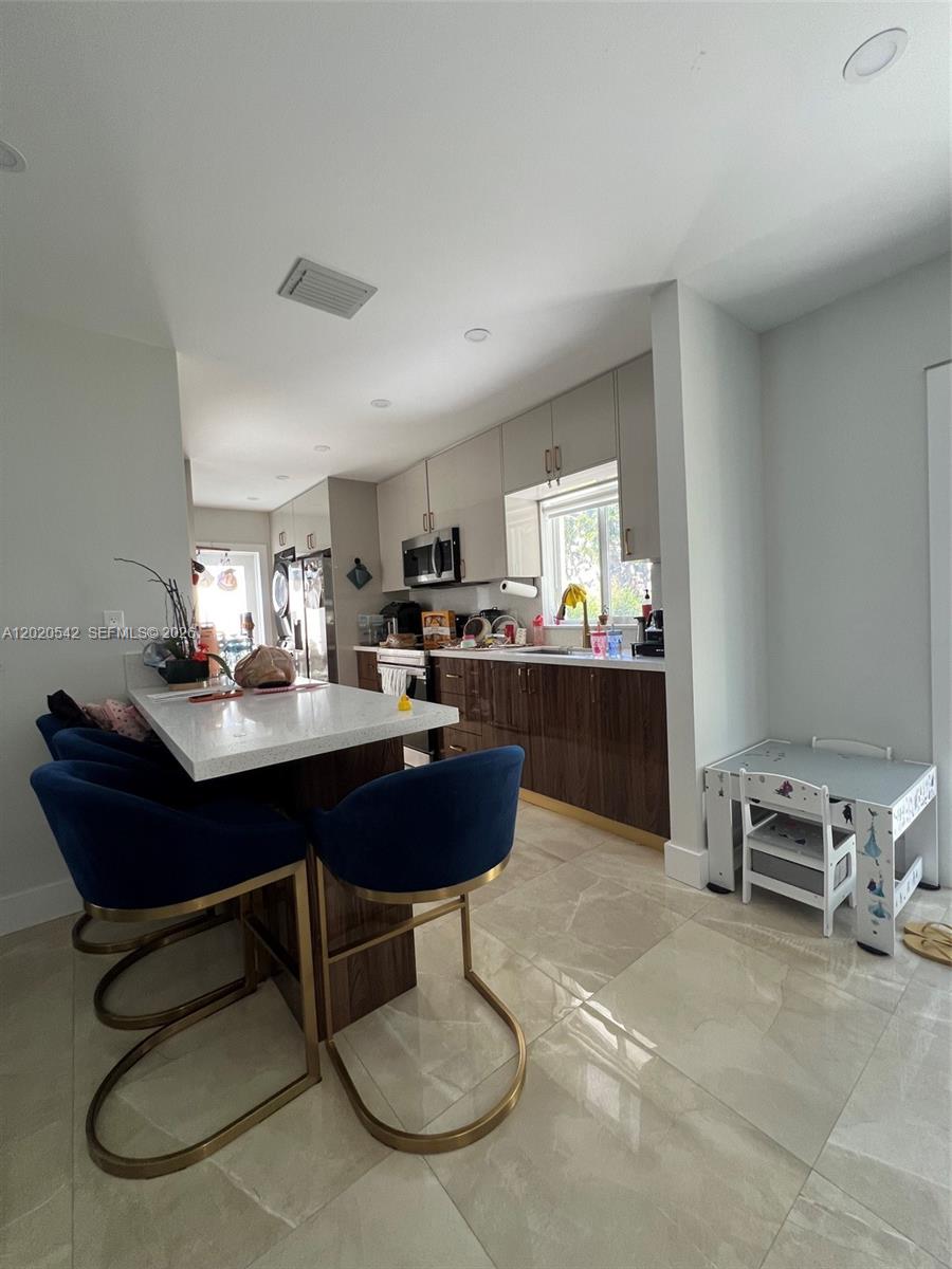 335 W 50th St