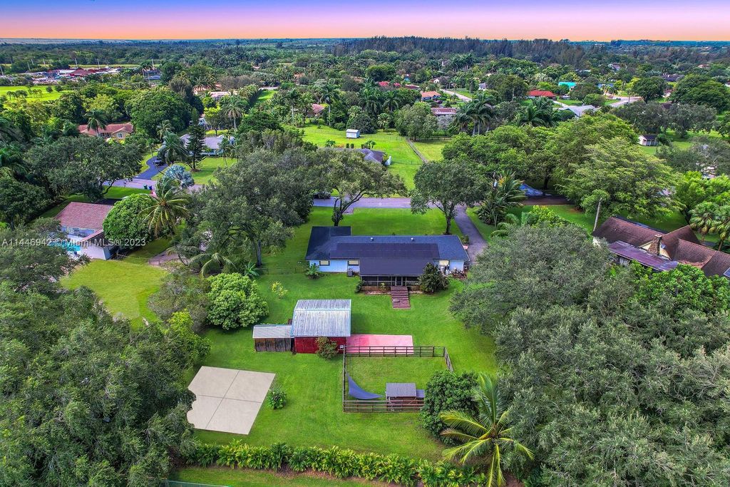 Photo of 20510 SW 50th Pl, Southwest Ranches, FL 33332 (MLS # A11446942)