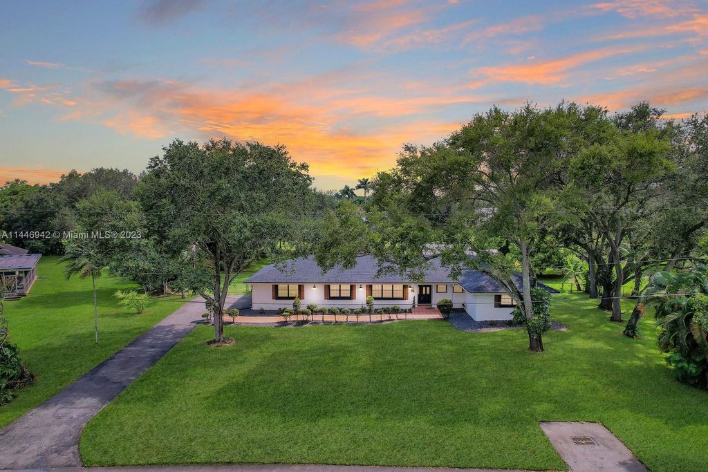 Photo of 20510 SW 50th Pl, Southwest Ranches, FL 33332 (MLS # A11446942)