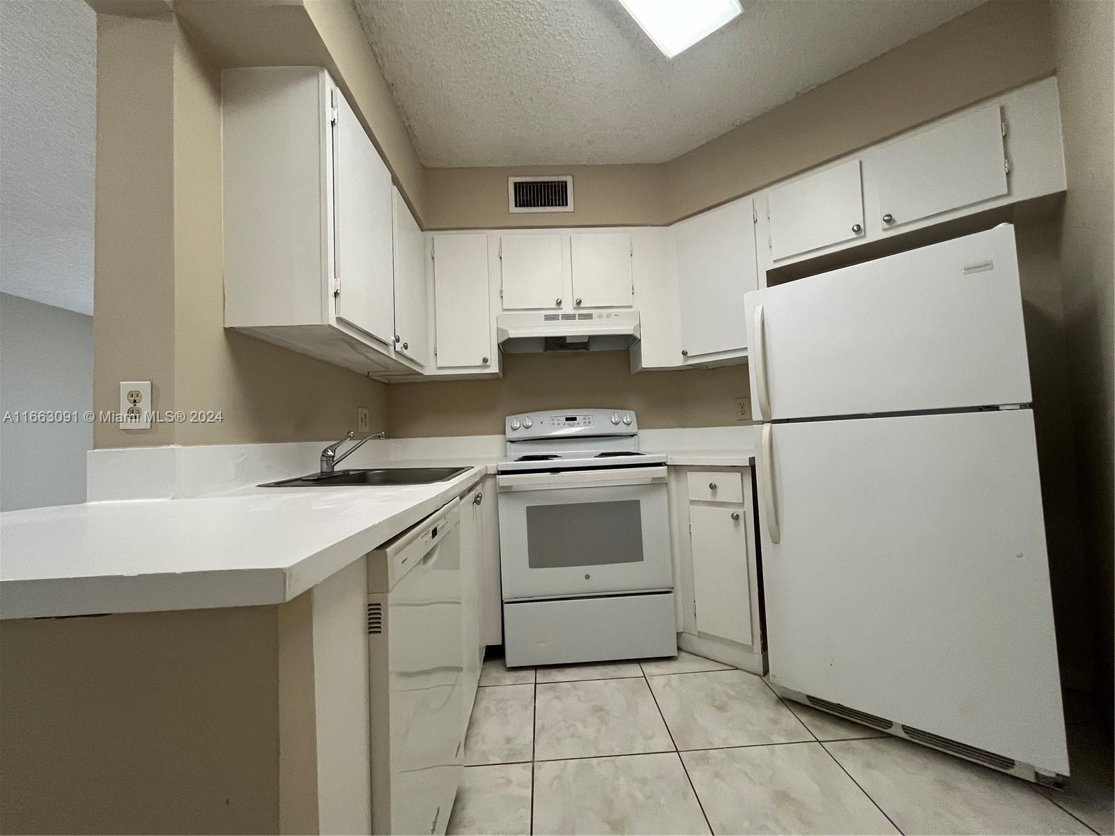 212 Lake Pointe Dr 209, Oakland Park, Miami-Dade County, Florida - 2 Bedrooms  
2 Bathrooms - 