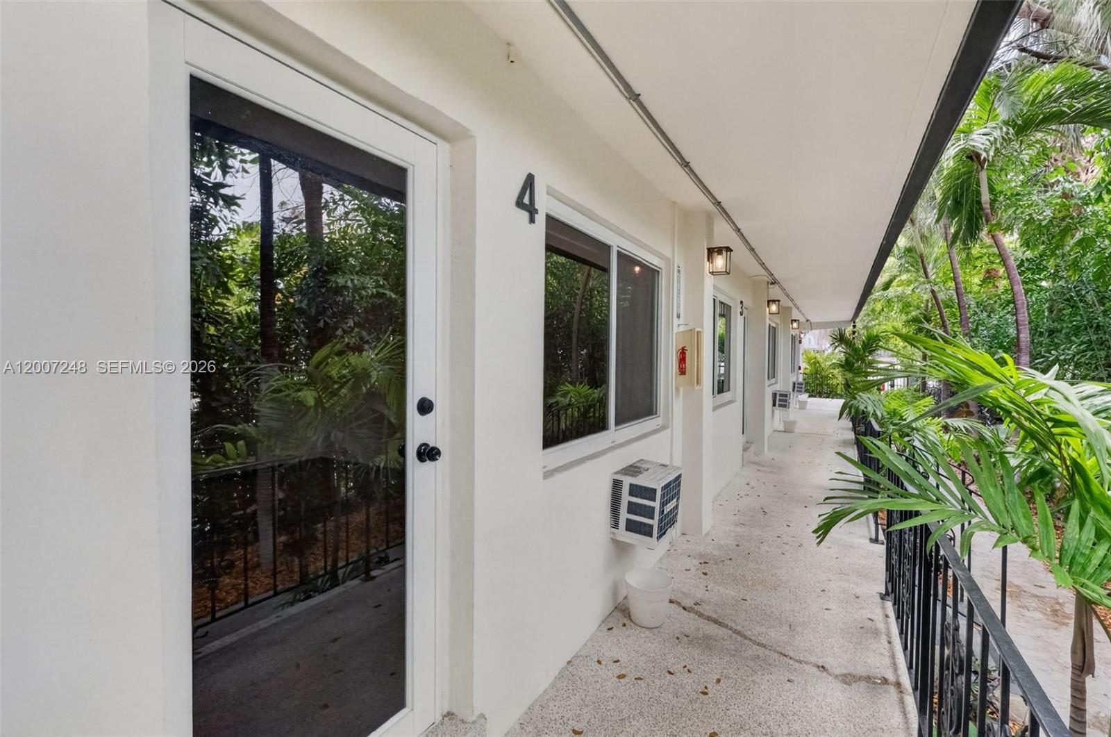 428 Collins Ave 4