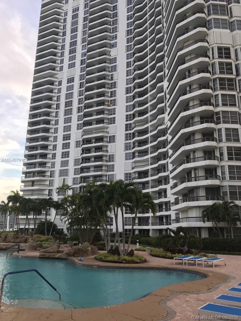 Beautiful 2 bedrooms 2/ 1/2 bathrooms Penthouse at Mystic Pointe Tower 200 in the heart of the desirable area of Aventura, amazing Bayview and close to everything !!! Minutes away from Sunny Island Beaches, Prestigious Aventura Mall, Gulfstream Park, Restaurants and I95