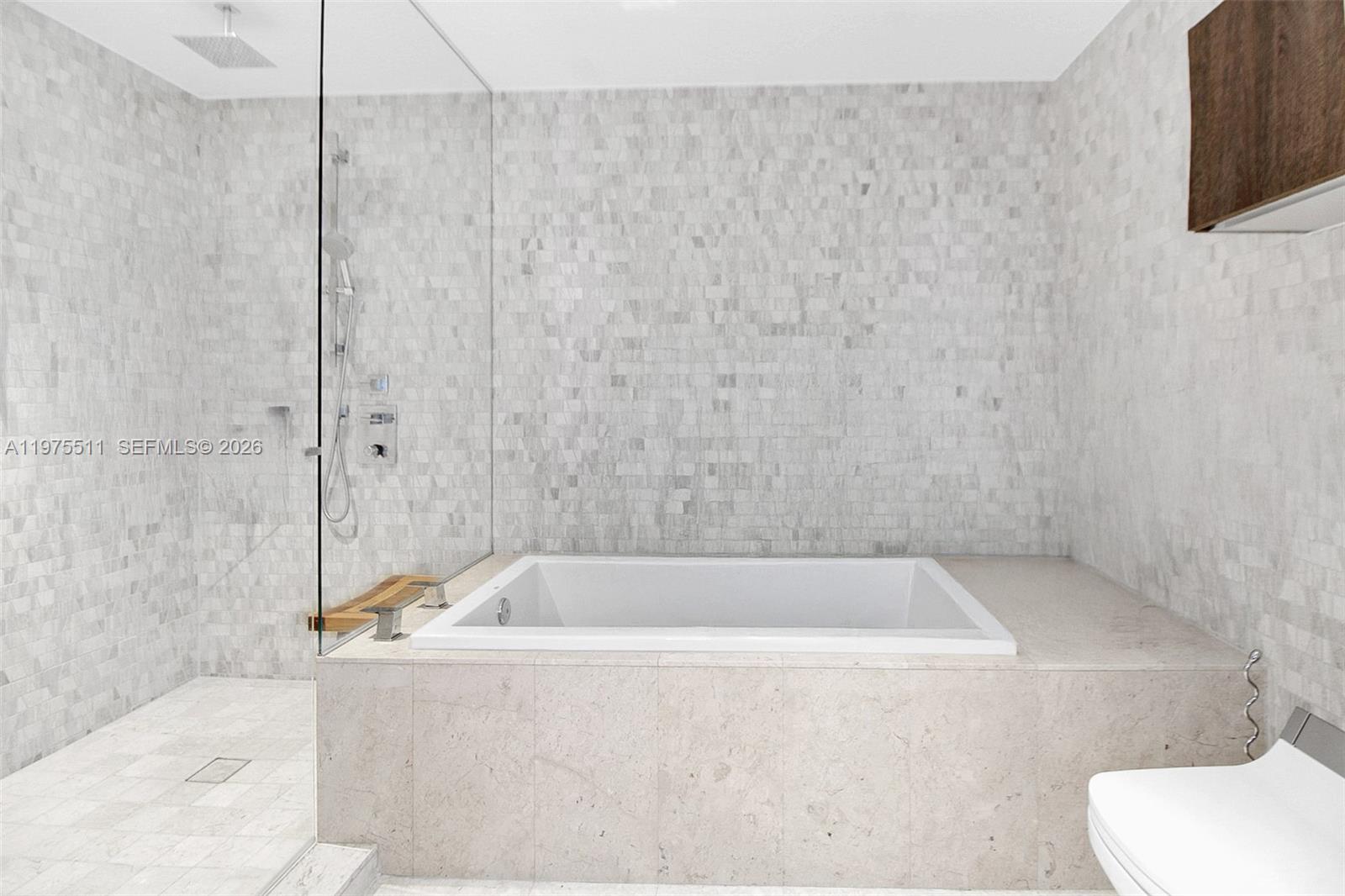 REACH CONDO - Residential