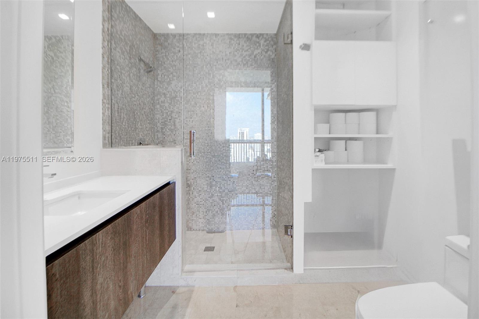 REACH CONDO - Residential