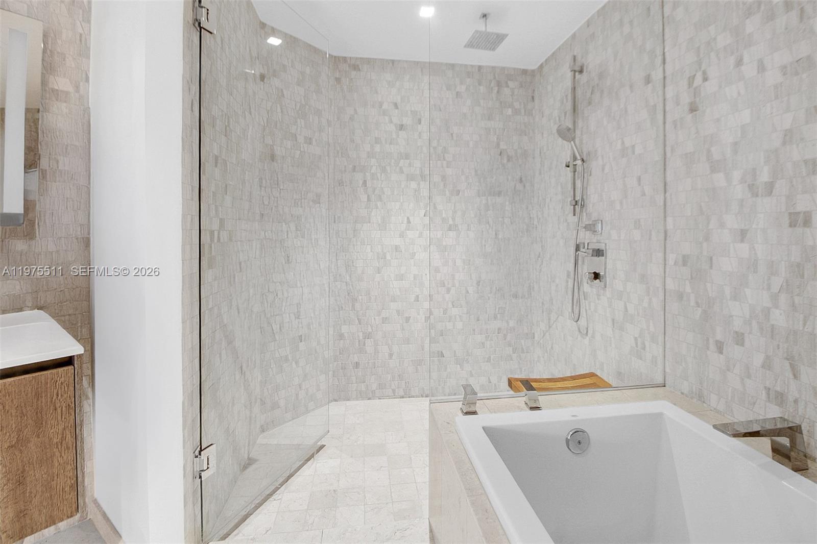 REACH CONDO - Residential