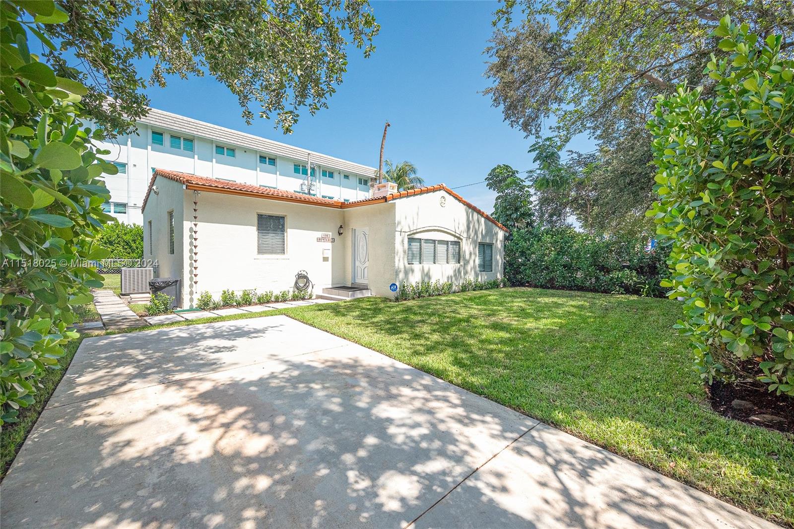 Property for Sale at 806 Monterey St St, Coral Gables, Broward County, Florida - Bedrooms: 3 
Bathrooms: 2  - $890,000