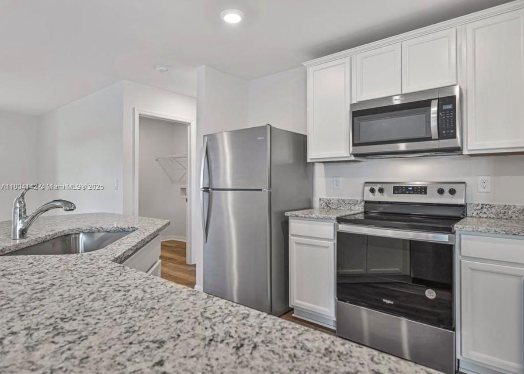 MIRROR LAKES - Residential Lease