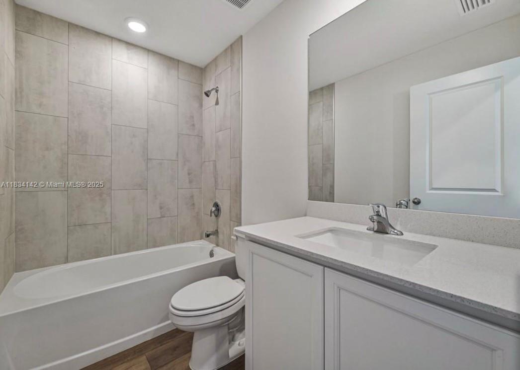 MIRROR LAKES - Residential Lease