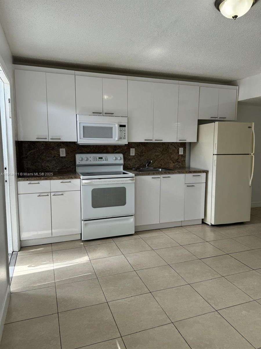 HOLLYWOOD LITTLE RANCHES - Residential Lease