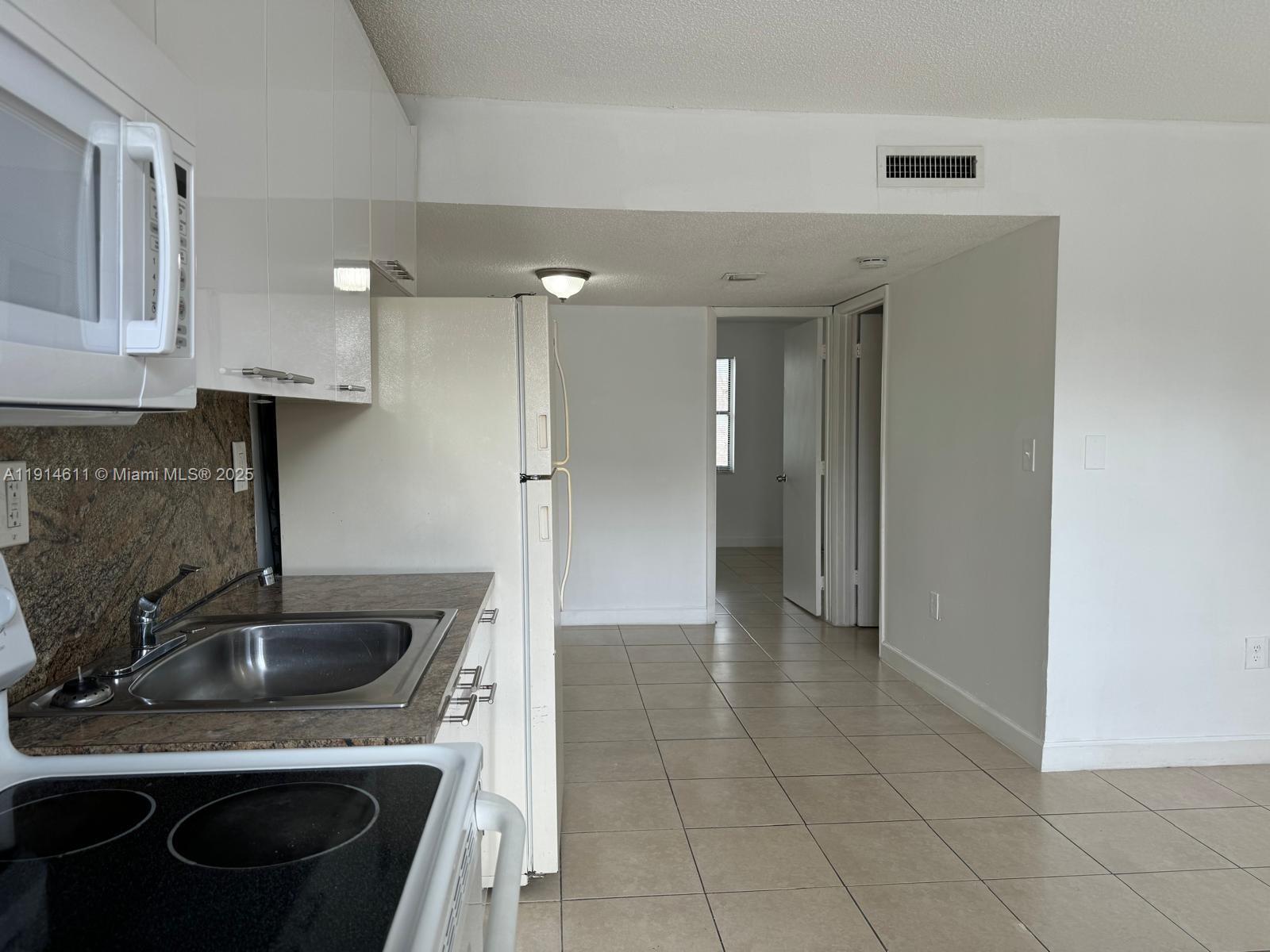 HOLLYWOOD LITTLE RANCHES - Residential Lease