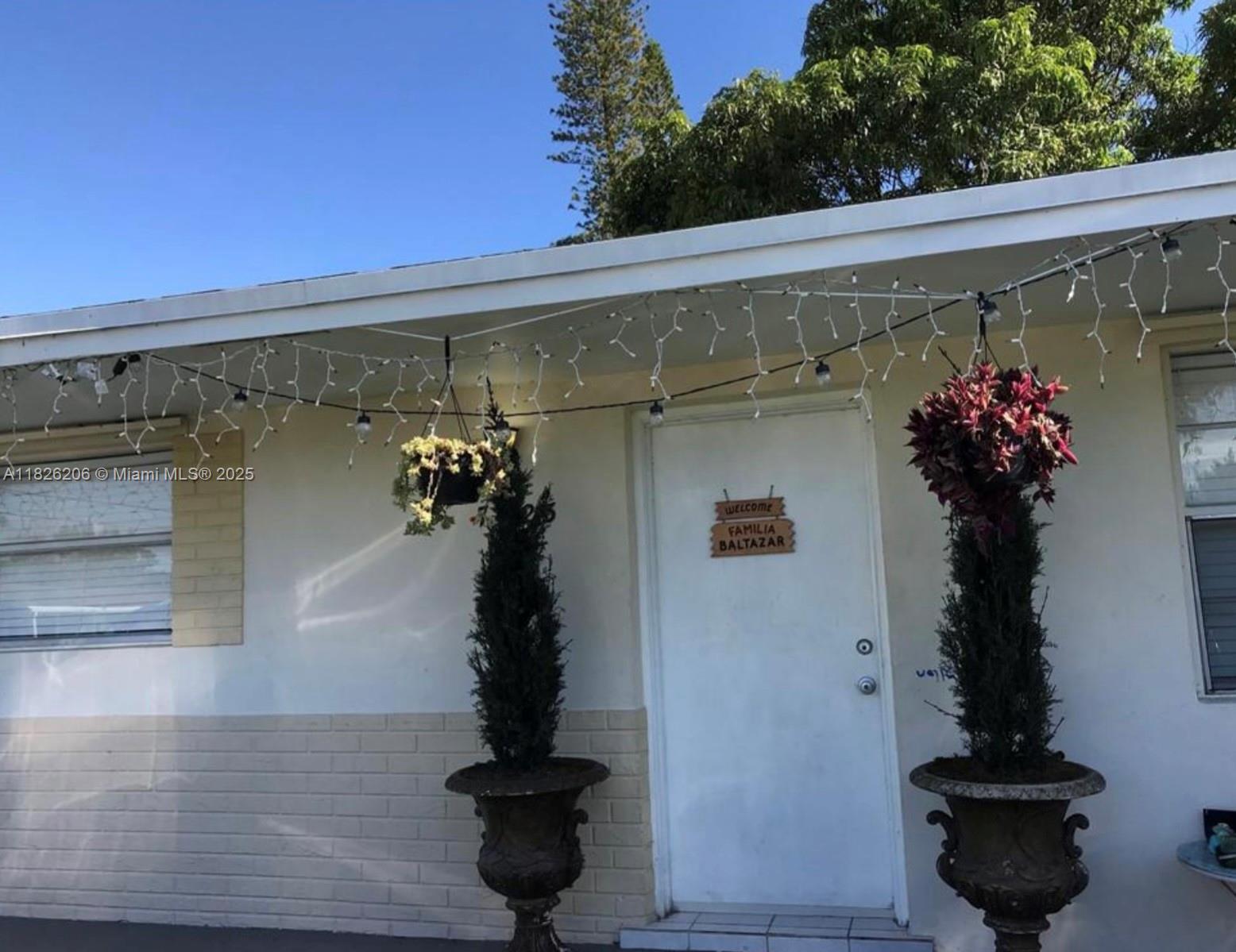 Single family - 2 bed , 1 bath with large fence yard with canal view in a friendly neighborhood-currently tenant occupied until end the month. This home is perfect for investor or buyer. Request the showing for showing time. New roofing and new A/C. Lot 4,975 sqft
Preferent title company: Qualified Title LLC. / I have the lender can help.