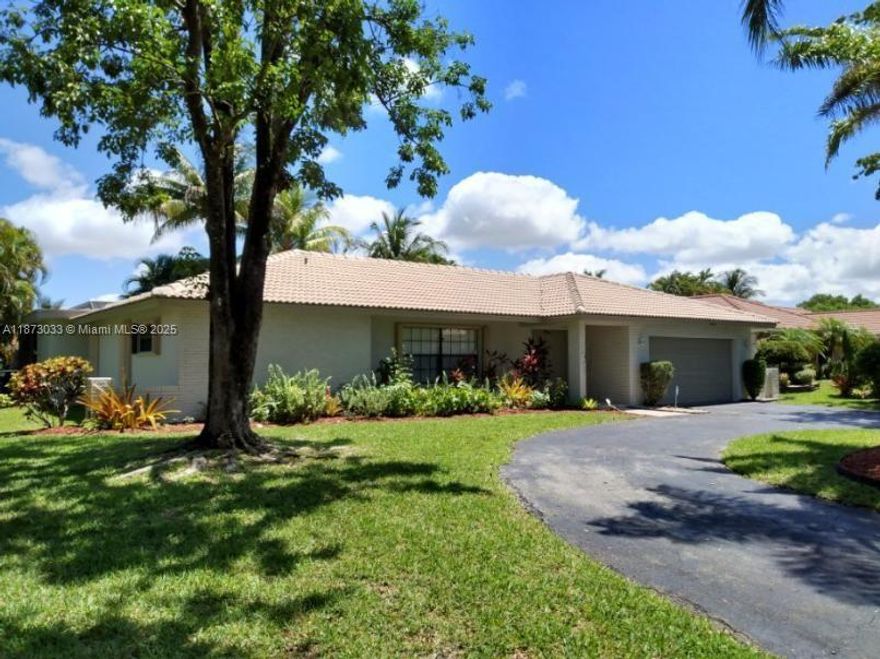 4/2.5 bedrooms single house in an excellent family neighborhood - Cypress Run in Coral Springs. It has big rooms, a split layout, a big-screened patio, and a large pool and canal. Great kitchen with wood cabinets, granite counters & backsplash, stainless steel appliances, snack bar opens to the family room, breakfast nook has the pool & water views, vaulted ceilings, and accordion Hurricane Shutters. All rooms around the house with laminate floors. "A" rated schools, near Sawgrass Expwy, parks, restaurants, and shopping plazas. Lawn and pool services are not included; fast move-in, and no HOA approval is needed.