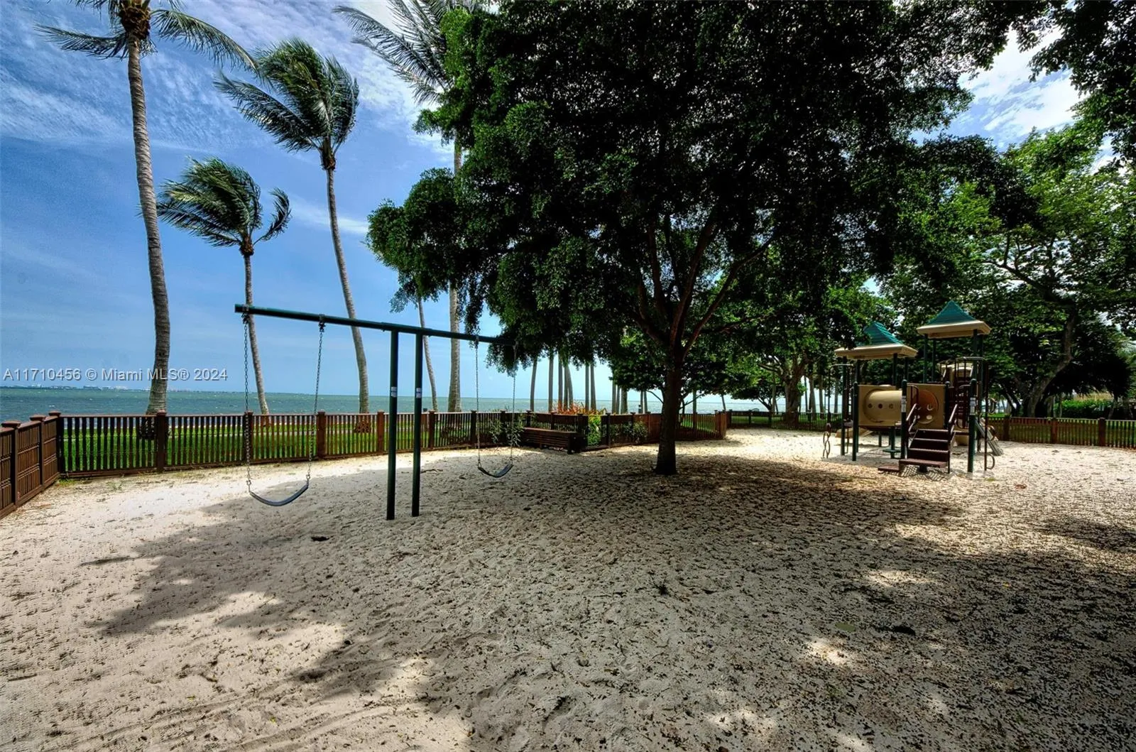 Miami, Florida 33133, United States, 2 Bedrooms Bedrooms, ,2 BathroomsBathrooms,Residential,Pending,26041