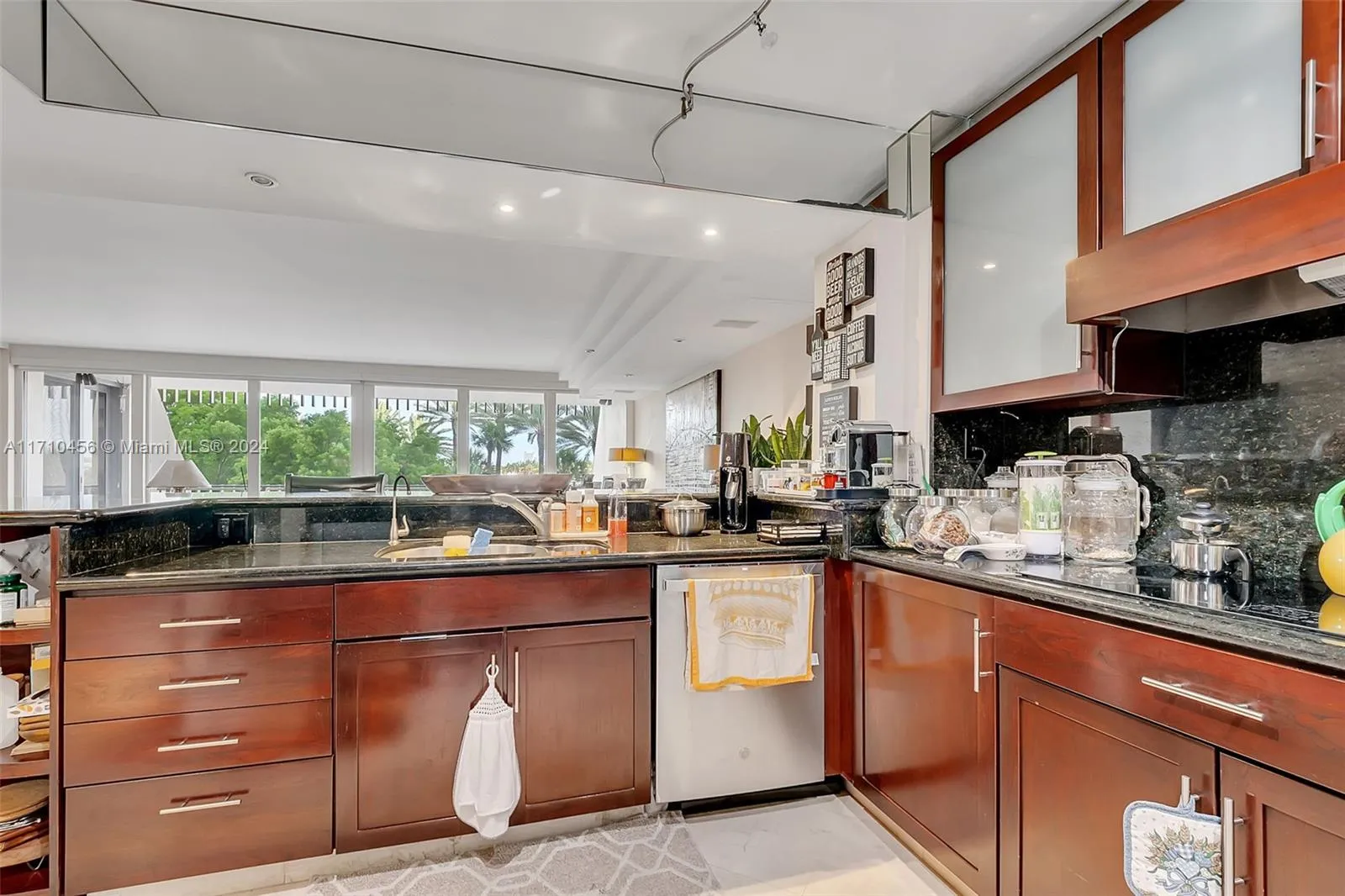 Miami, Florida 33133, United States, 2 Bedrooms Bedrooms, ,2 BathroomsBathrooms,Residential,Pending,26041