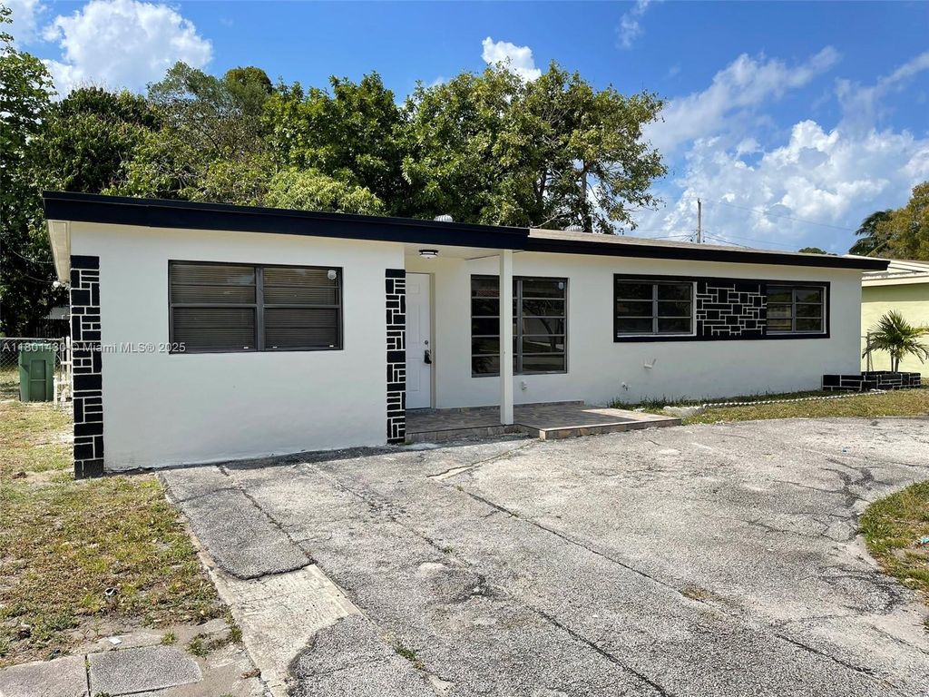 Photo of 941 Arizona Ave, Fort Lauderdale, FL 33312 (MLS # A11801430)