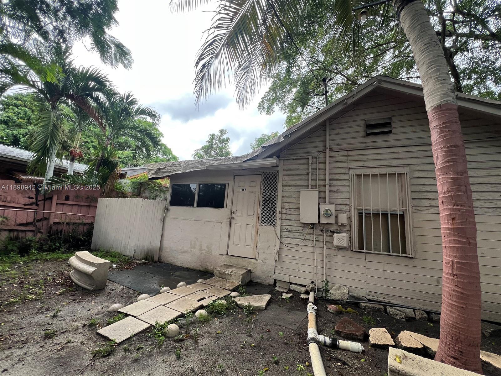 1361 NW 32nd St, Miami, FL, 33142/$675,000 3 1361 NW 32nd St