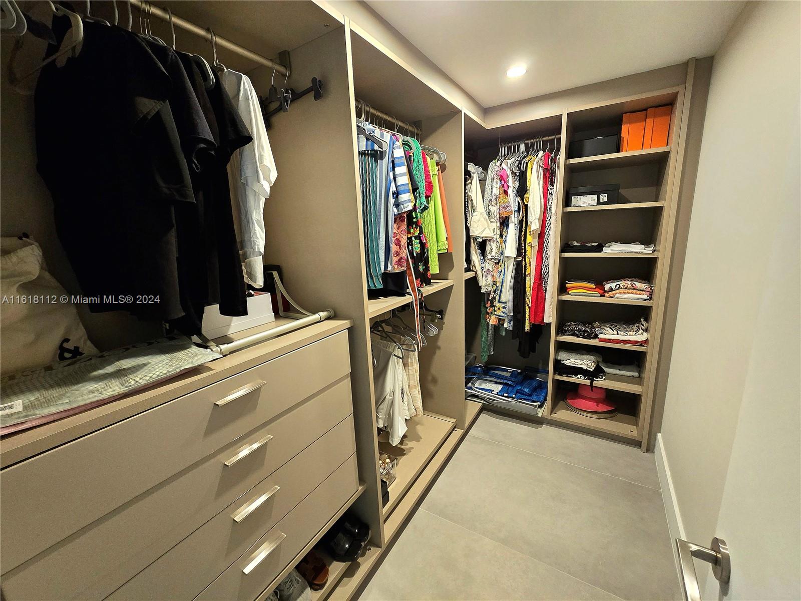 PARQUE TOWERS CONDO - Residential