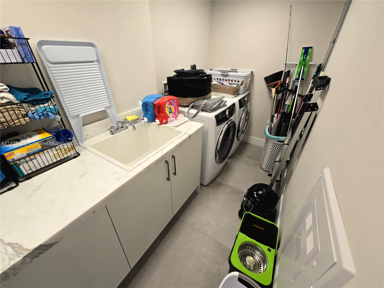 PARQUE TOWERS CONDO - Residential