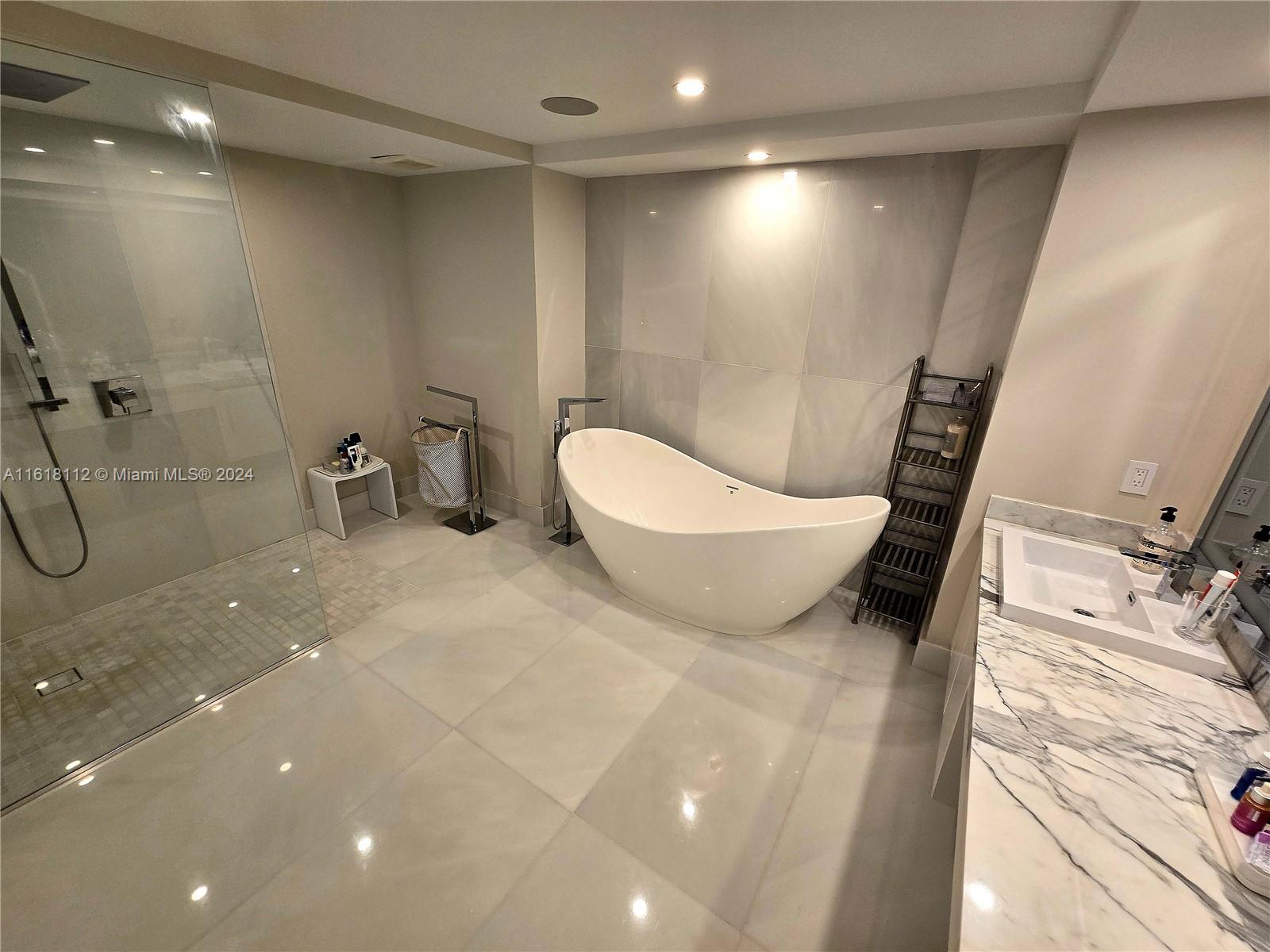 PARQUE TOWERS CONDO - Residential