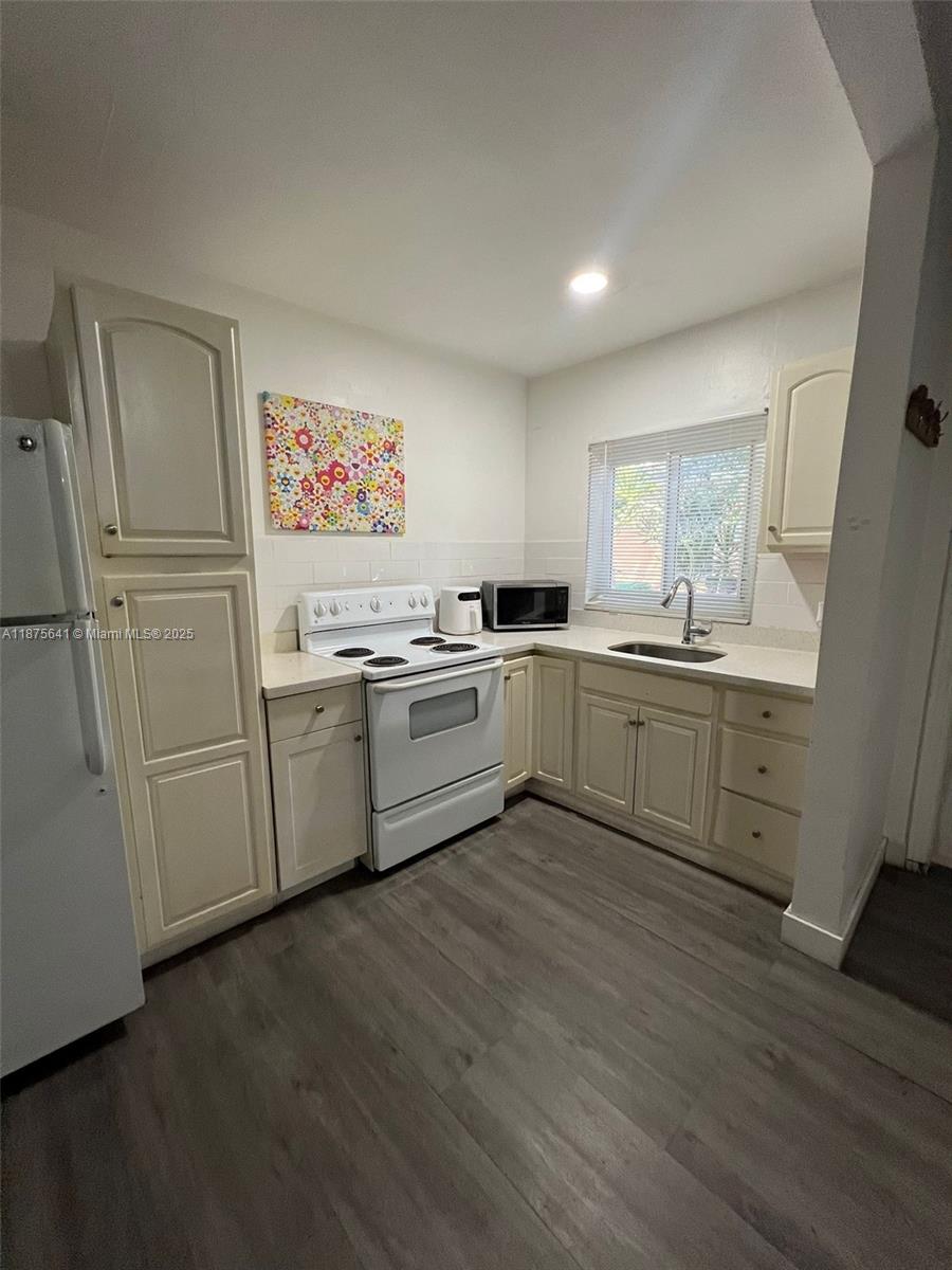 Remodeled furnished 1 bedroom, 1 bathroom located close to Brickell. Unit offers laminate floors, wooden custom cabinetry and spacious living. Building is well managed and close to shops and restaurants. Minutes away from Brickell and Downtown Miami. Water is included.