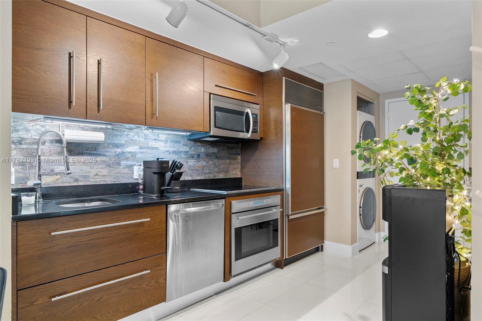 475 Brickell Ave 1810