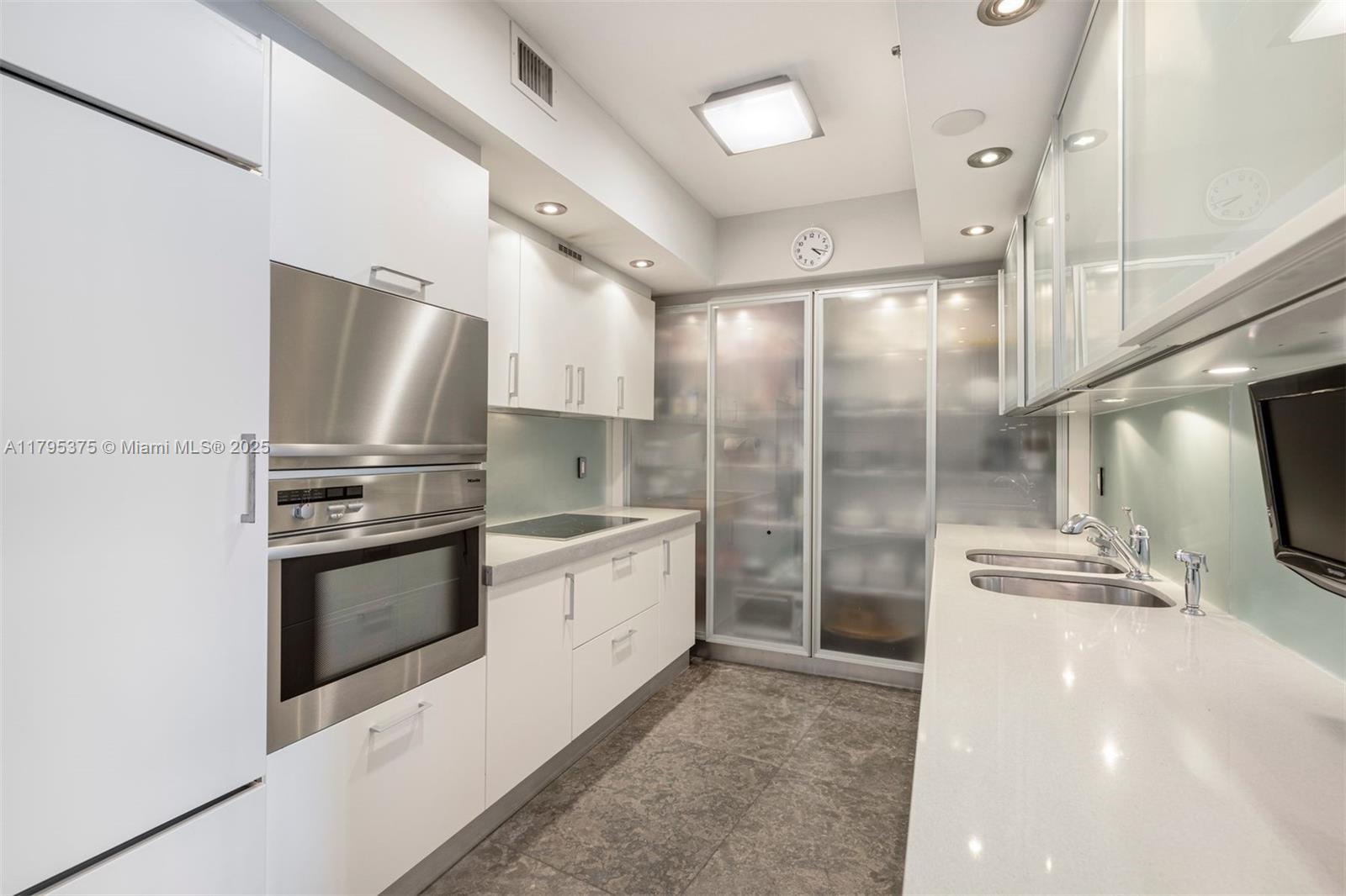 ICON CONDO - Residential