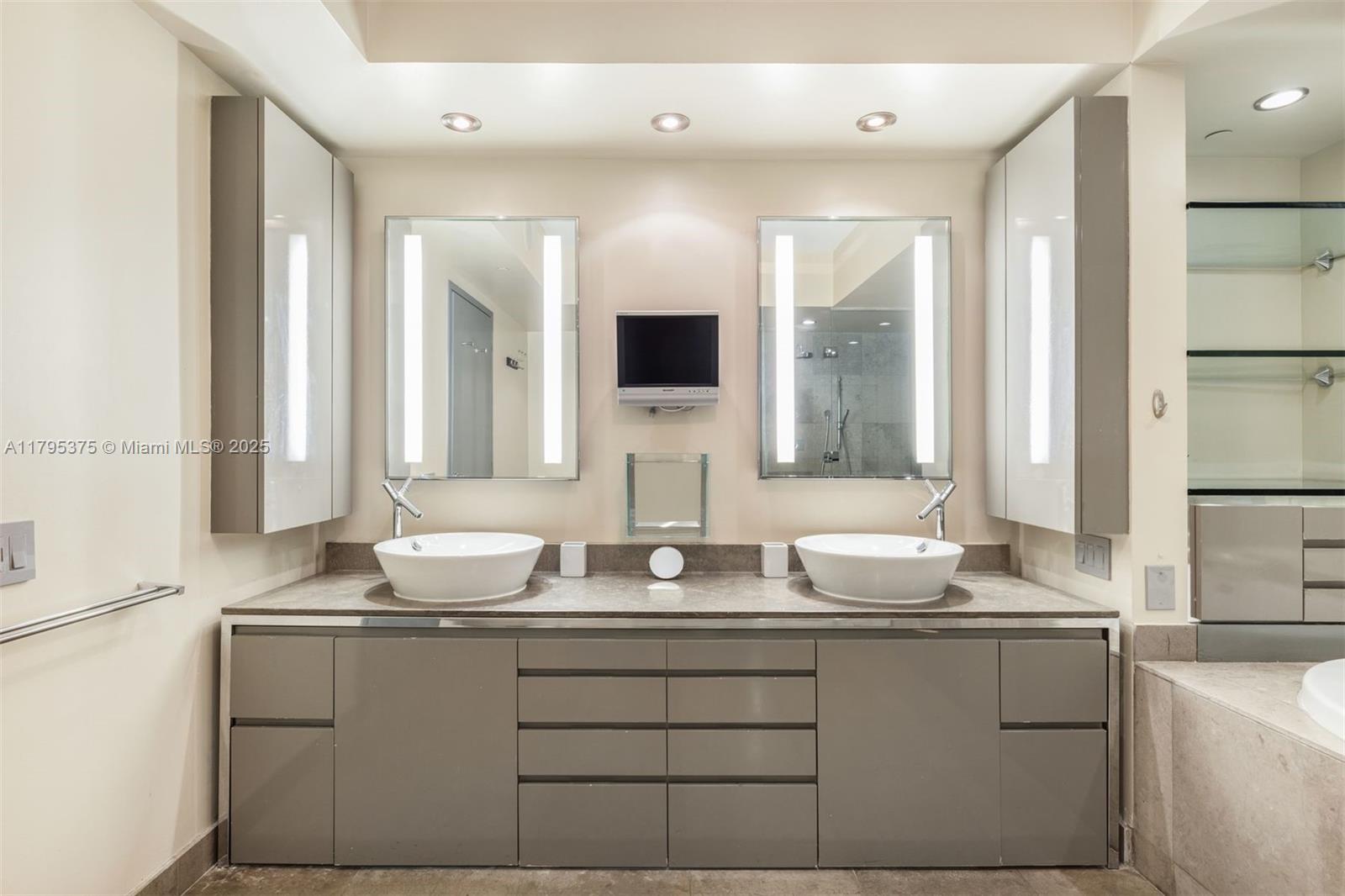 ICON CONDO - Residential