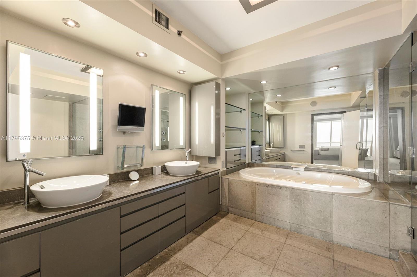 ICON CONDO - Residential