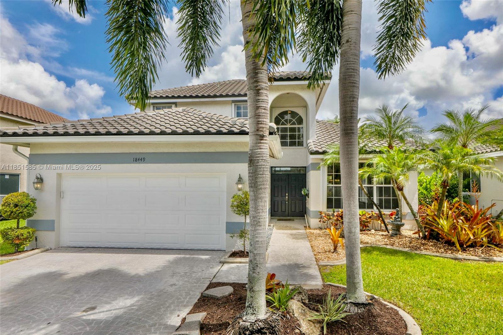2023 ROOF, NEW FLOORS, FRESH PAINT, COMPLETE HURRICANE PROTECTION! WATERFRONT POOL HOME FEATURES 3 BEDROOMS & HUGE LOFT FOR 4TH BEDROOM/DEN/EXTRA FAMILY ROOM. WALK INTO THE HOME'S FOYER WITH TALL VAULTED CEILINGS IN THE MAIN LIVING AREA. LARGE FORMAL LIVING ROOM & DINING ROOM OFFERING A BEAUTIFUL ENTERTAINER'S AREA WITH BRIGHT WINDOWS. RENOVATED KITCHEN WITH STORAGE SPACE FOR ANY GOURMAND, BREAKFAST AREA & COUNTER DINING. FAMILY ROOM WITH HUGE WALL FOR ANY SIZED TV & FRENCH DOORS LEADING TO PATIO. MAIN BEDROOM DOWNSTAIRS--SPACIOUS & HAS FRENCH DOORS TO PATIO, DUAL WALK-IN CLOSETS. RENOVATED MAIN BATHROOM--ENCLOSED SHOWER, DUAL SINKS & ROMAN TUB. OUTDOOR ENTERTAINING AT IT'S BEST--SCREENED-IN PATIO, OUTDOOR KITCHEN/BBQ AREA, FREEFORM POOL & RAISED SPA WITH A STUNNING VIEW OF THE LAKE!