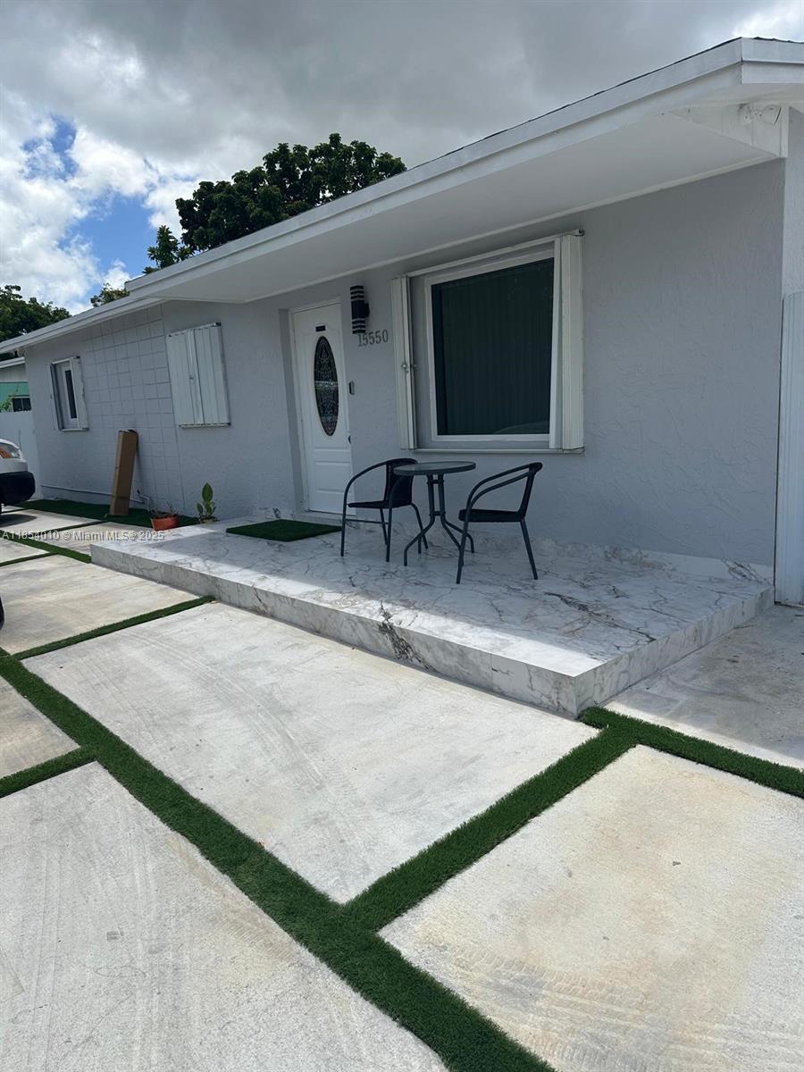 Beautiful single-family home with outdoor spaces for the family to enjoy. Remodeled kitchen and bathroom. No association required, no application fee. Easy to show.