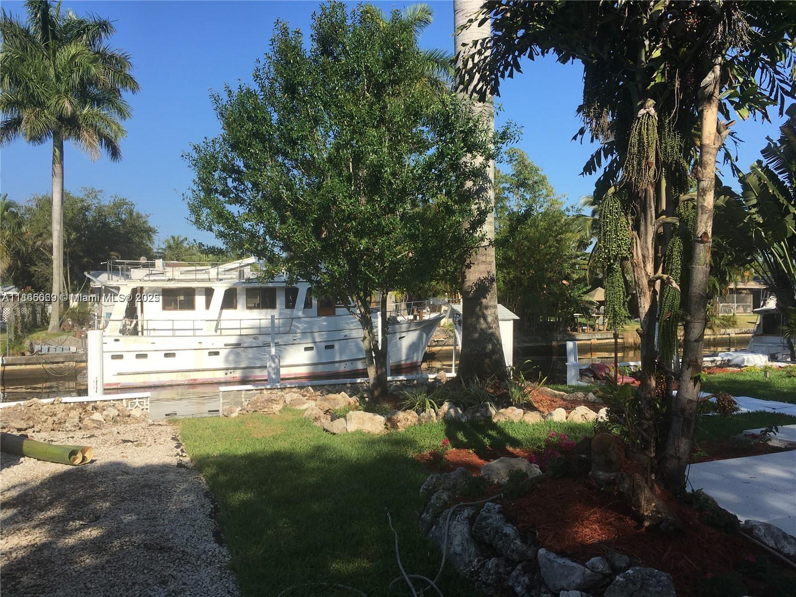 Nicely updated charming waterfront abode. Direct access, no fixed bridge sailboat/yacht access home