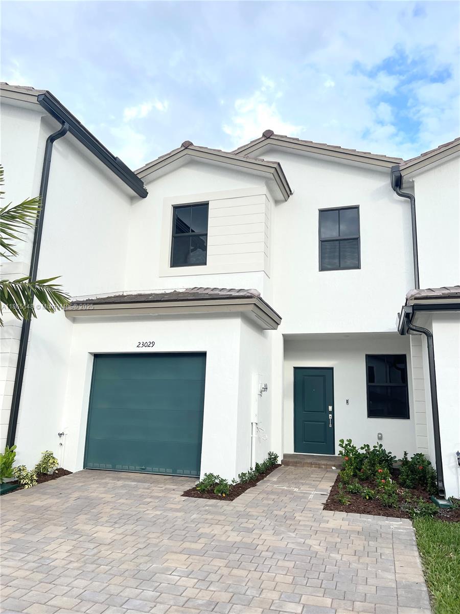 TOWNHOUSE AT THE NEW LENNAR COMMUNITY SIENA RESERVES SOUTH. 3 BED AND 2.5 BATH READY TO
MOVE IN!!!! CLOSE TO MANY SHOPPING PLAZAS, THE FALLS MALL, RESTAURANTS, URGENT CARES AND MORE.
EASY TO SHOW!!!