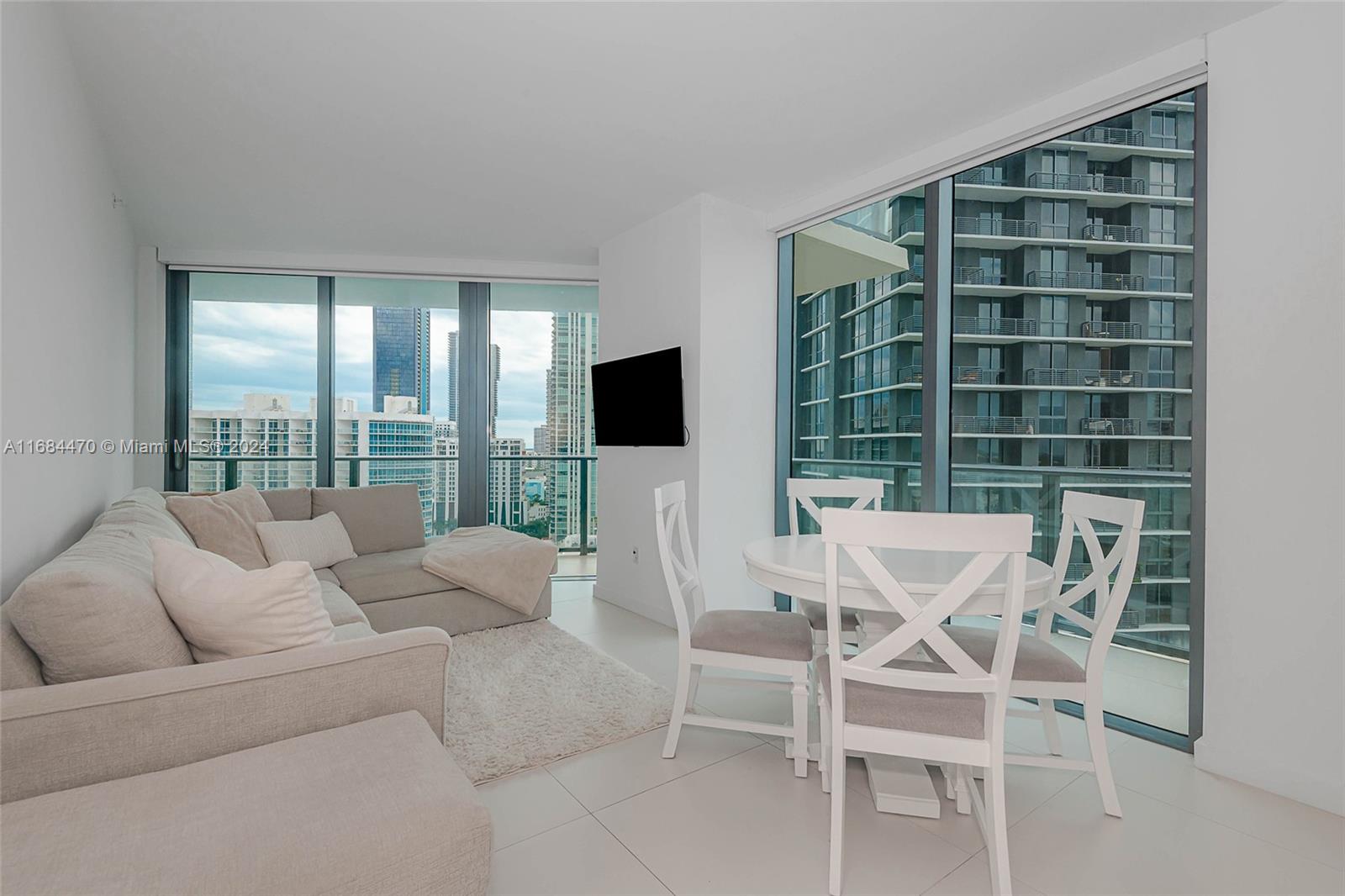 Spacious 2 Bedrooms and 2 Bathrooms plus Den condo. The primary Bedroom has an en-suite bathroom and fabulous additional balcony. The second Bedroom has a Jack-and-Jill style bathroom giving access to guests snd to secondary bedroom. Enjoy exquisite west views from your balcony at the 18th floor. Unit is finished with clear porcelain tile all through-out, 9" ceiling heights, floor to ceiling impact glass with electric blinds, high-end appliances and sub-zero refrigerator. Paraiso Bayviews features a rooftop pool on the 46th floor with gorgeous views of the Bay and City. A second pool in the 5th floor, tennis courts, fitness center with spa, game and children's roon and party room. 30 days minimum rental, 12 times a year.