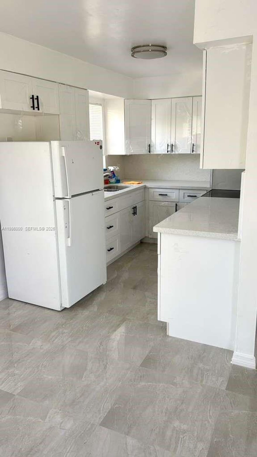 BEST DEAL IN DAVIE!! TOTAL REMODELLED 1/1 IN GREAT AREA NEAR ANYTHING YOU NEED. LAUNDRY FACILLITY ON SITE. BRAND NEW KITCHEN, FLOORS, BATHROOM, LIGHTS... CENTRAL AIR. QUICK APPROVAL PROCESS EASY TO VIEW.